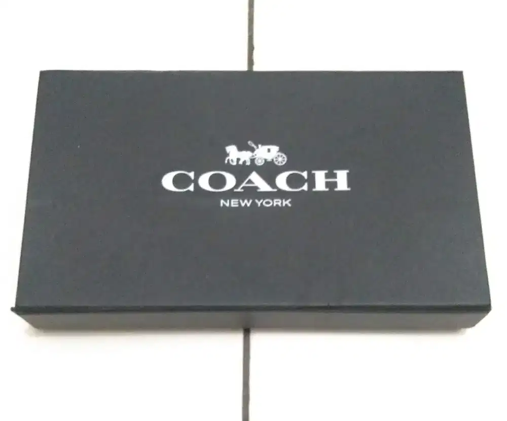 Hnya box dus eks dompet COACH , masih mulus .