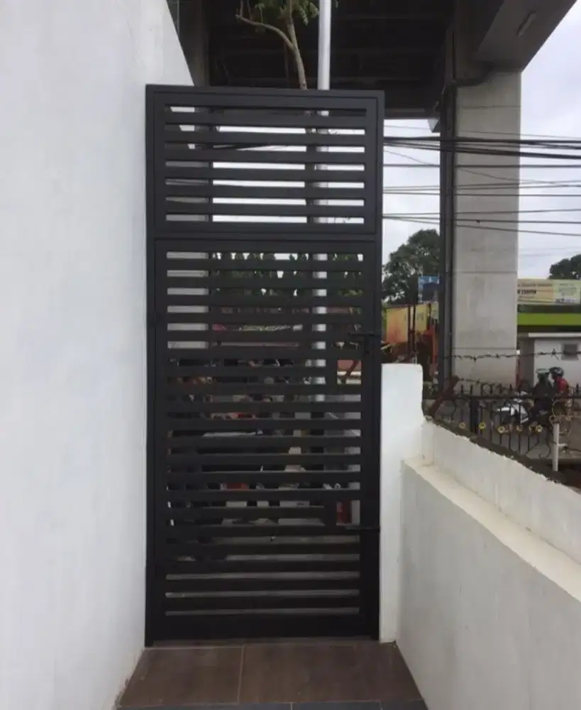 Pintu tralis samping