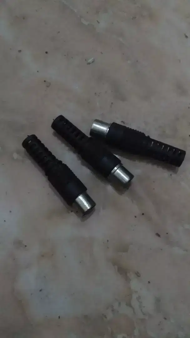 colokan tv plastik hitam 20pcs + colokan tv besi  31pcs
