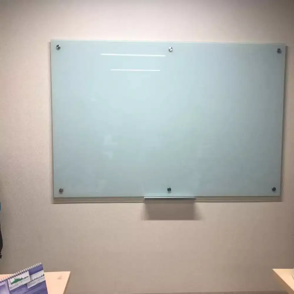 Glass board (papan tulis kaca).