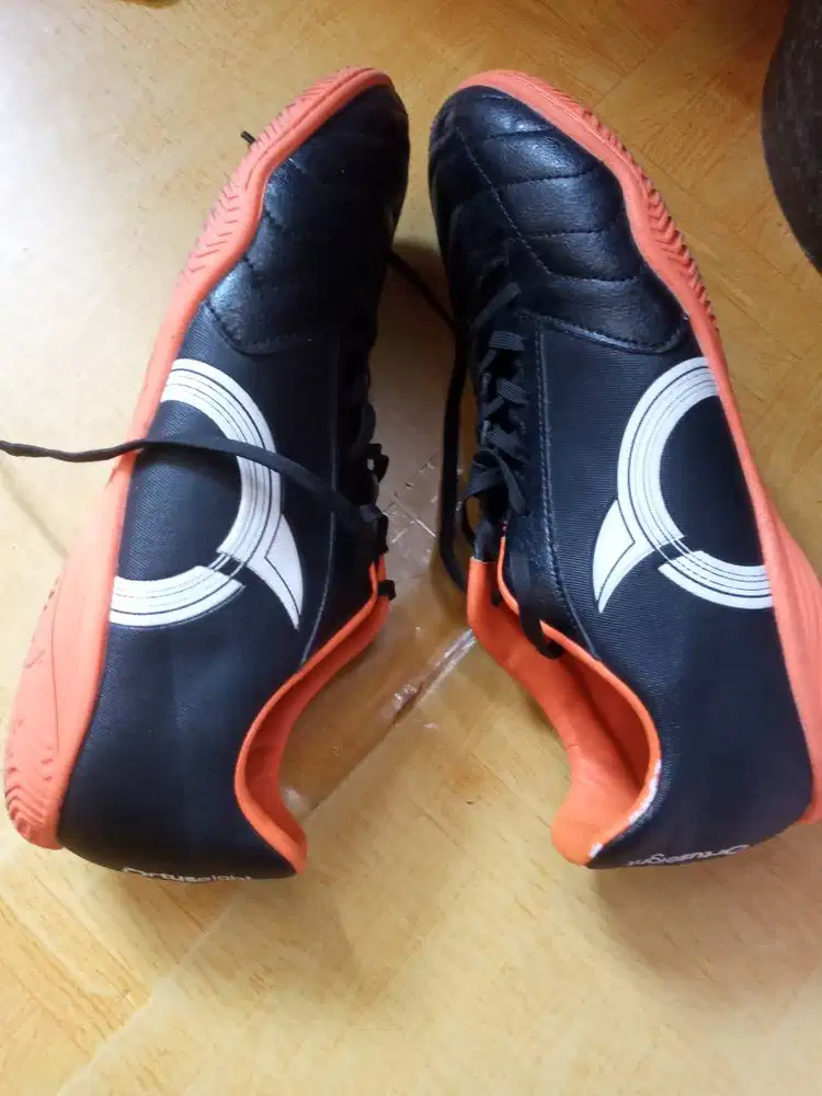 Sepatu futsal ortuseight