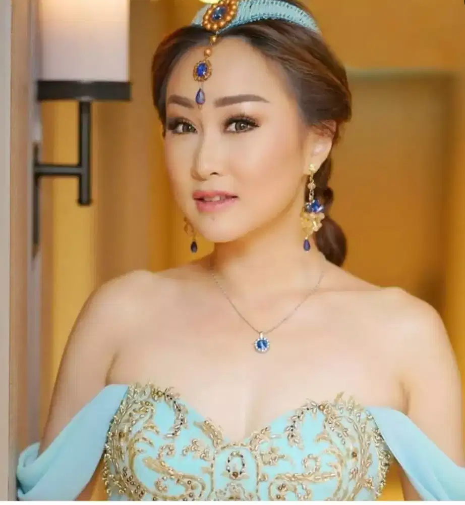 Elegant Blue Sapphire Crystal with Diamond