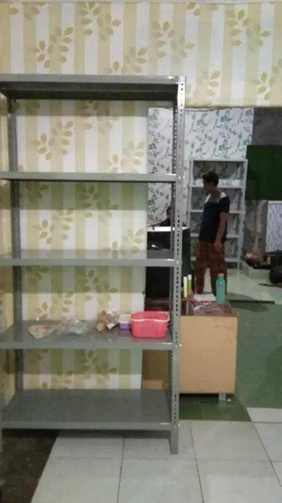 Rak besi siku lubang serbaguna berbagai macam