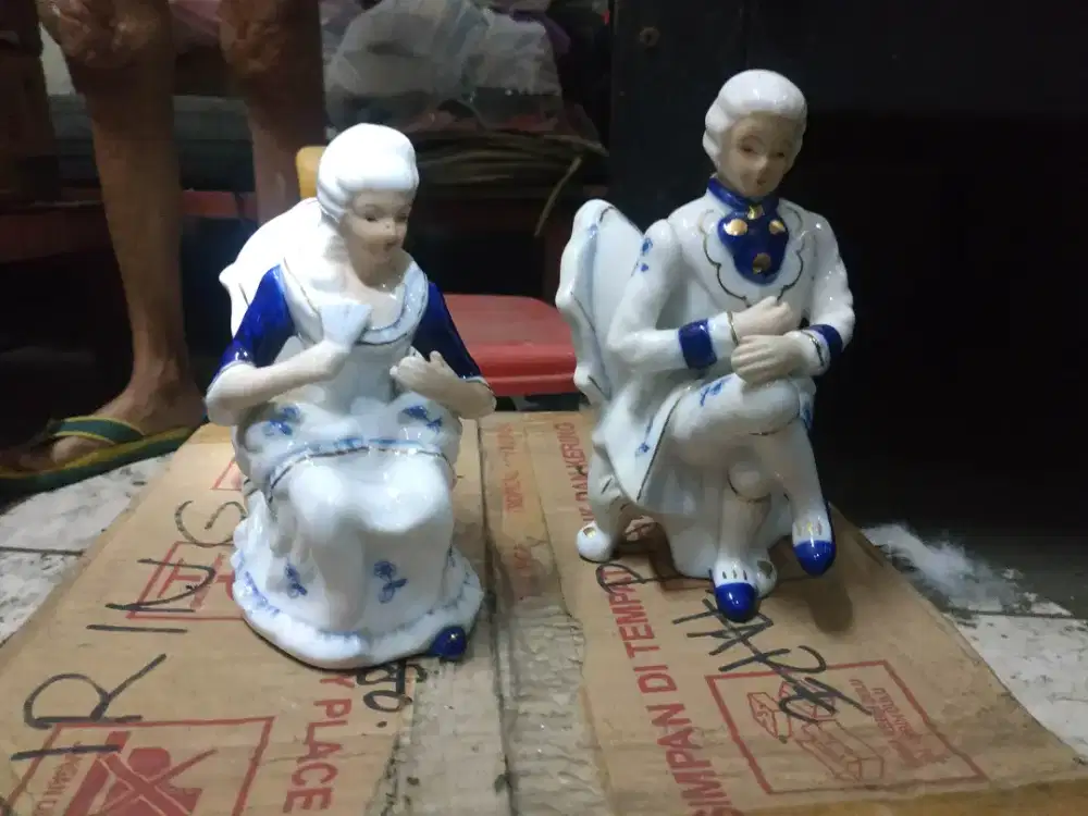 Patung kecil hiasan rumah