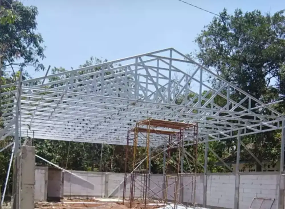 kerangka atap rumah baja ringan dan genteng metal terpasang