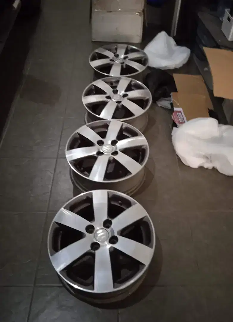 Velg OEM R15 Ex Swift.