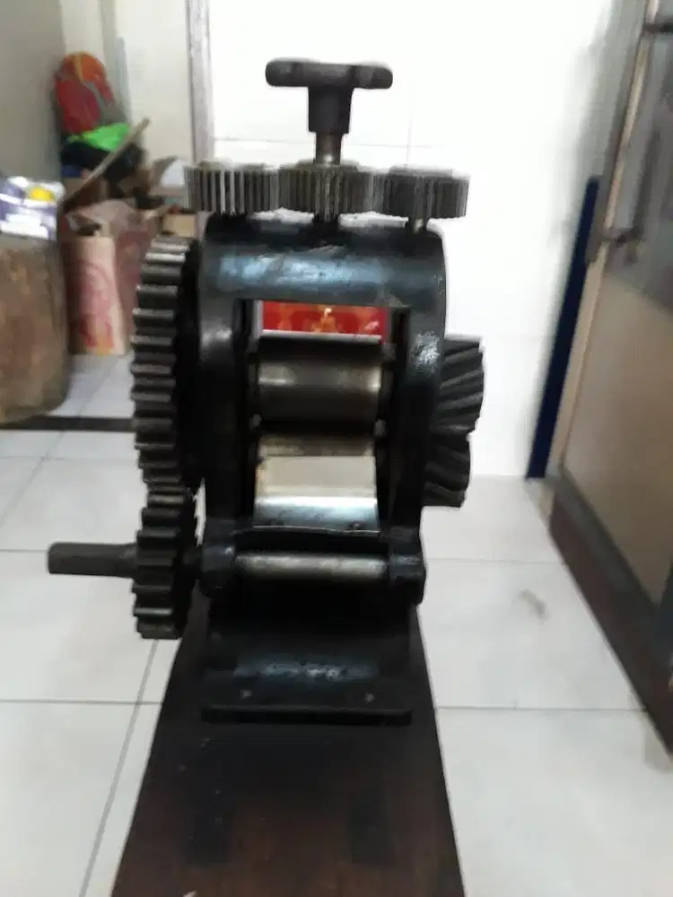 penggiling emas terbuat dari baja dan kayu jati