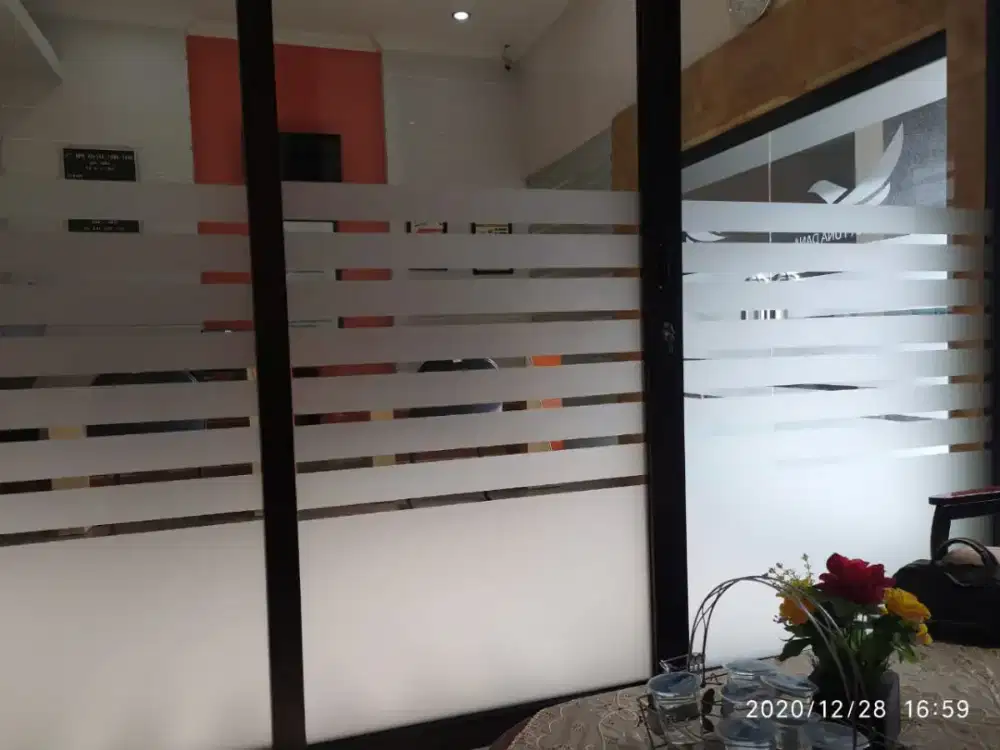 Monggo besty percantik kaca kamar mandi dgn sticker sanblas kaca film