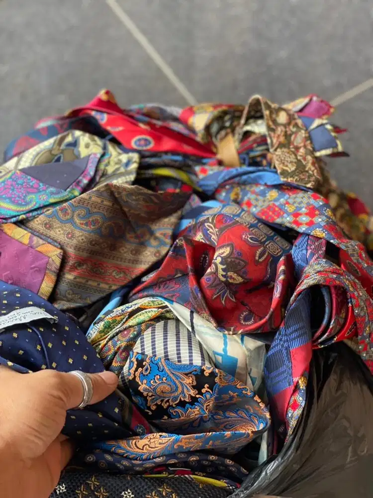 Aneka dasi impor lokal