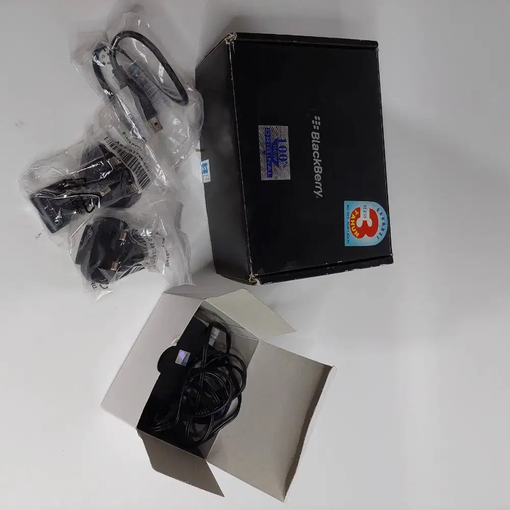 Paket2 blackberry (ALL NEW): 1x charger, USB to B, dan adapter charger