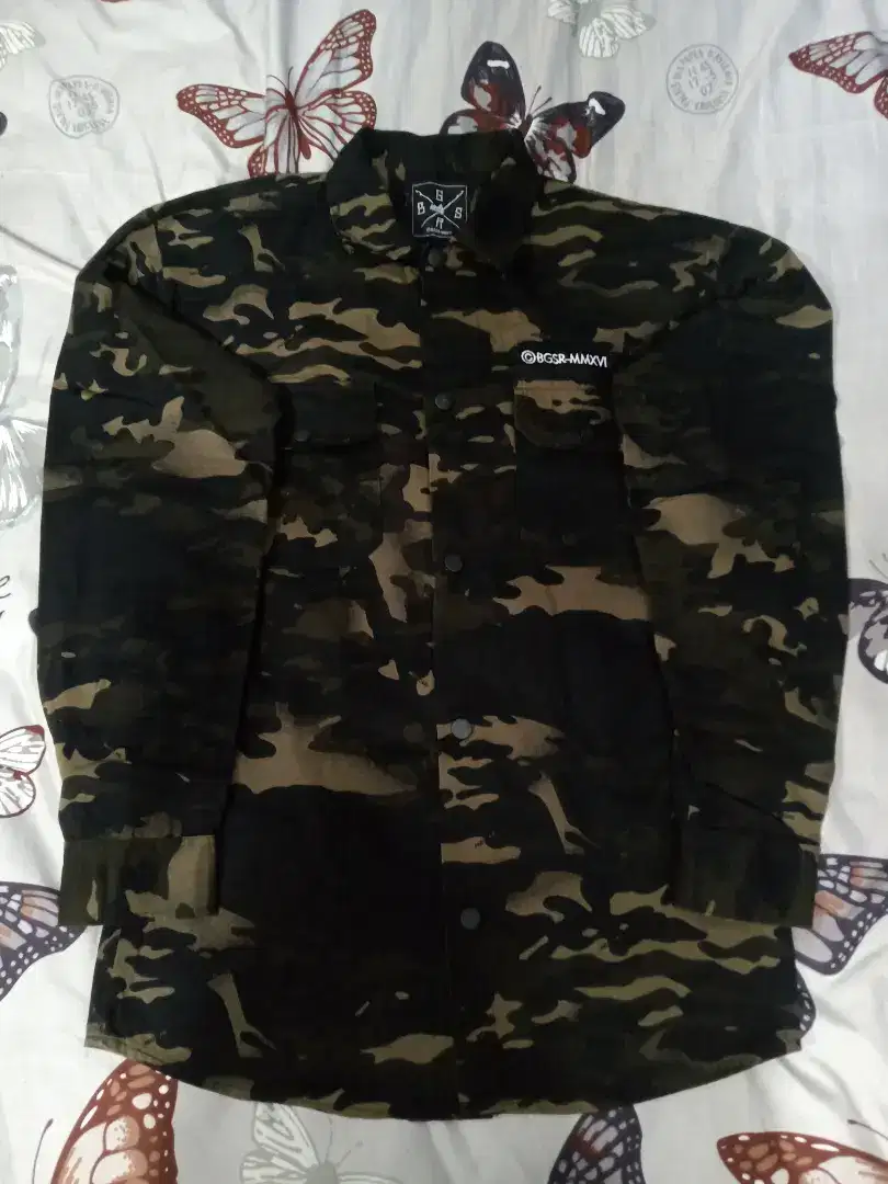 Jaket semi parka camo dan jaket jeans ripped.