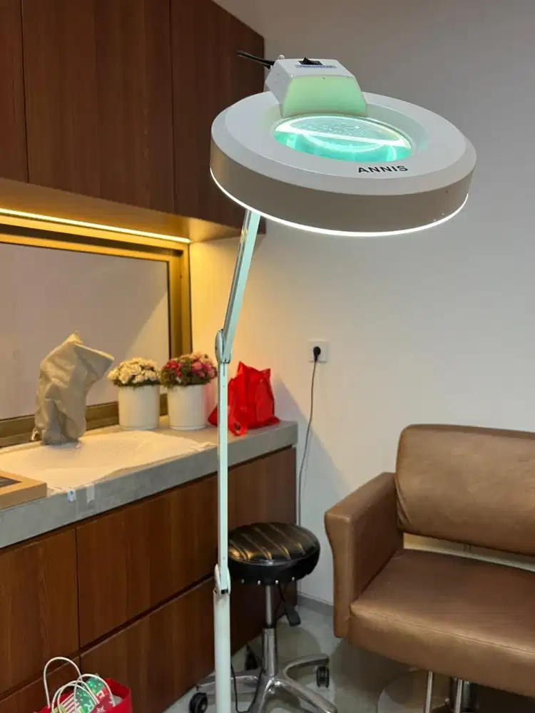 Lampu facial LED / untuk facial Salon, sulam, klinik,ada kaca pembesar