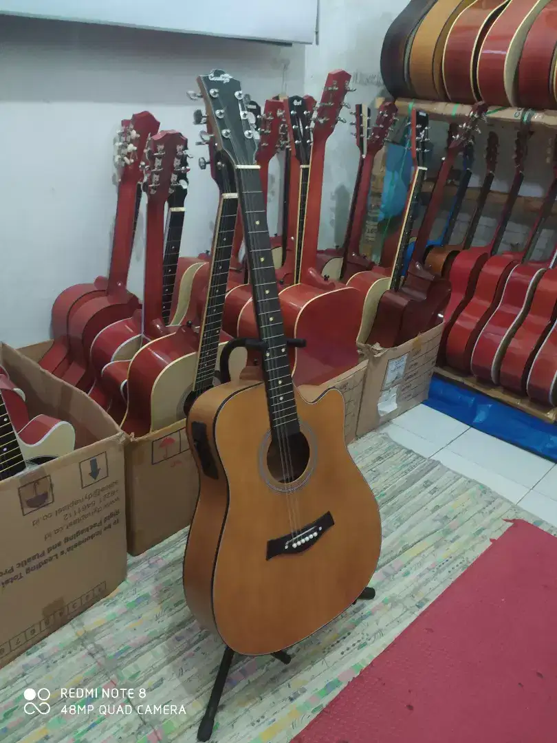 Gitar akustik elektrik warna coklat kayu