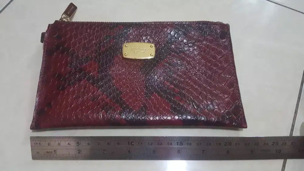 Dompet Clutch Wanita Michael Kors Snakeskin warna Maroon