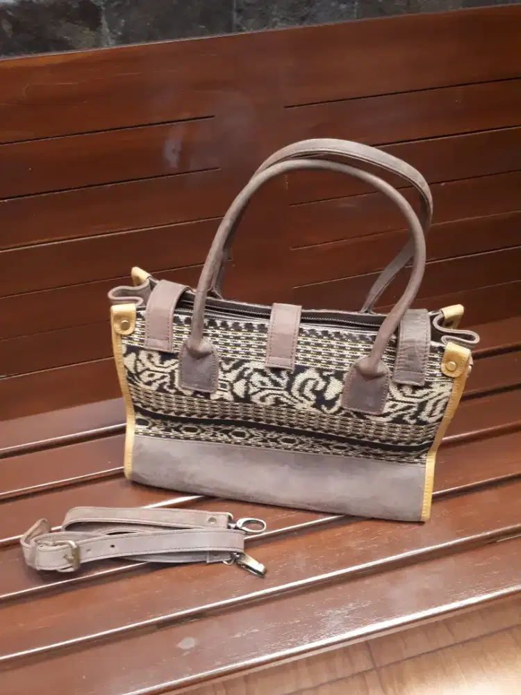 Tas kulit motif tenun
