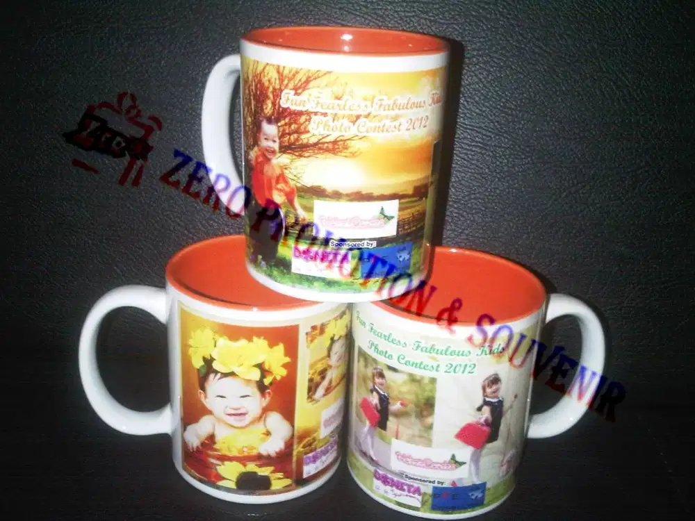 Cetak foto di mug warna dalam