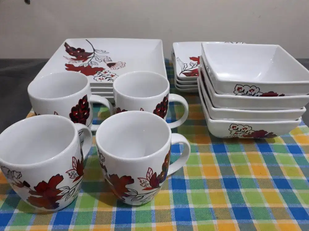 Coventry Velvet Bouquet Set P-111 Fine Porcelaine Piring Mangkuk Gelas