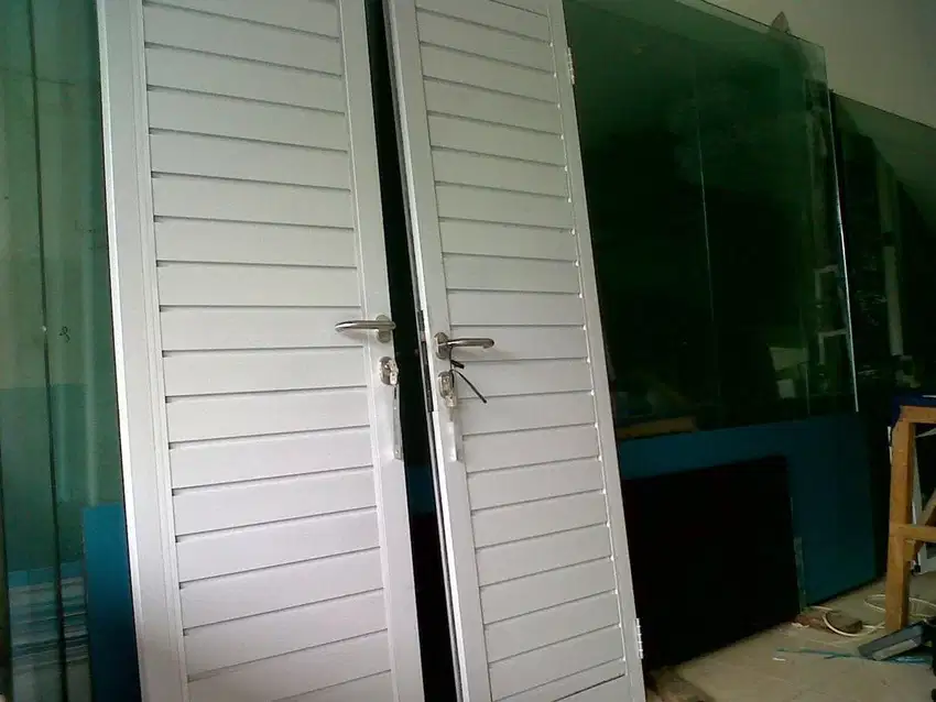 Pintu kamar mandi