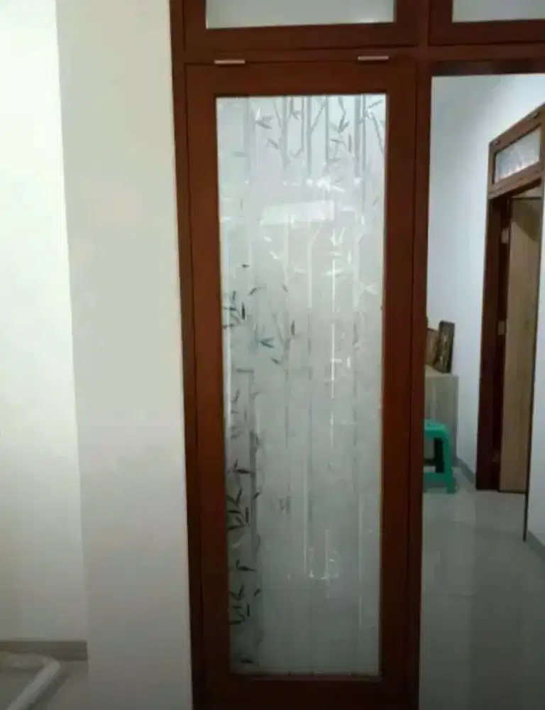 Stiker Sanblas motif dan kaca film terlihat dari luar ruangan cantik