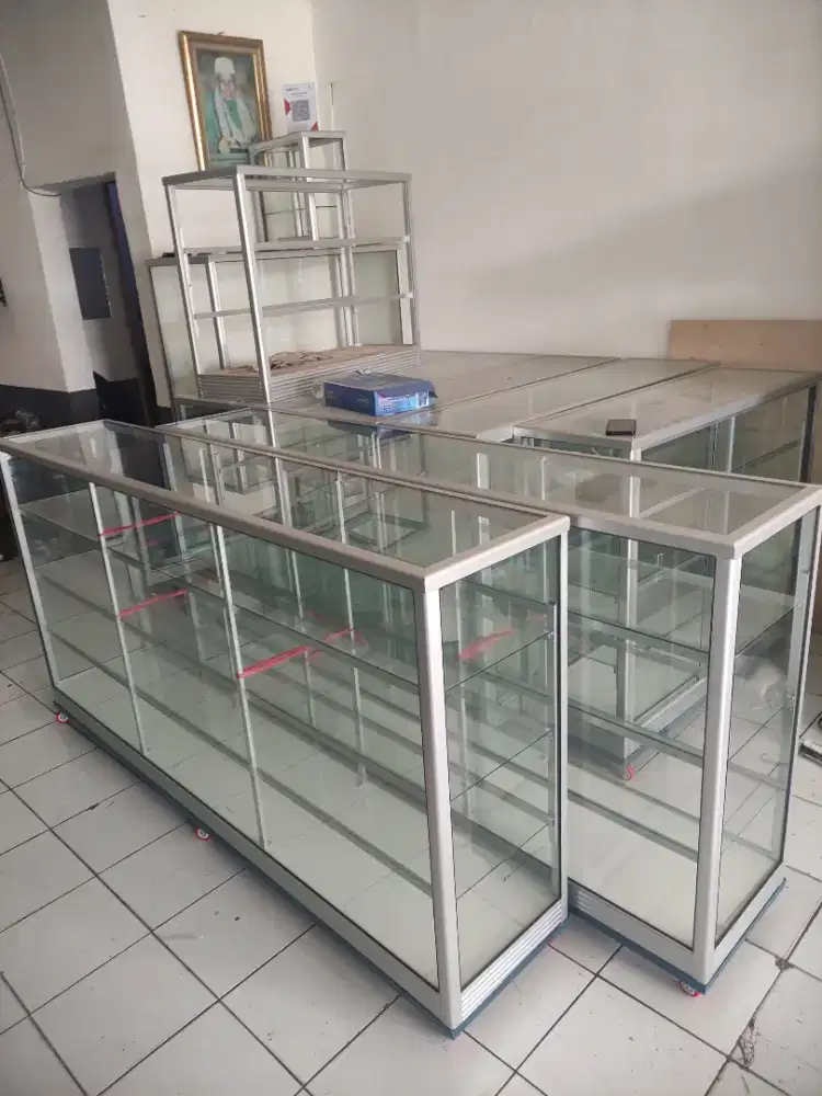 Etalase kaca ukuran 2 meter  garansi barang baru