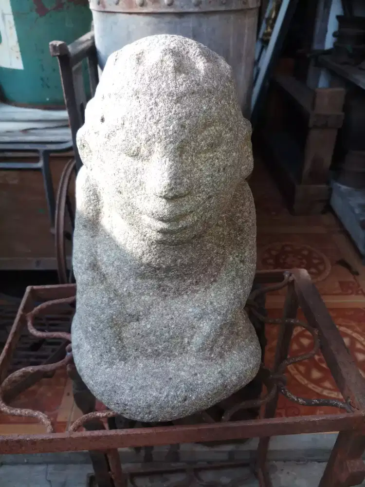 Patung batu primitif antik kuno