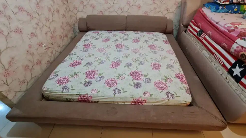 Ranjang Informa & Kasur Serta Florida Breeze Ful Latex Bagus & Keren