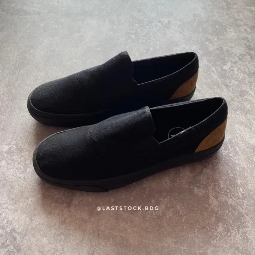 Sepatu Sneakers Slip On merk STFI (new)