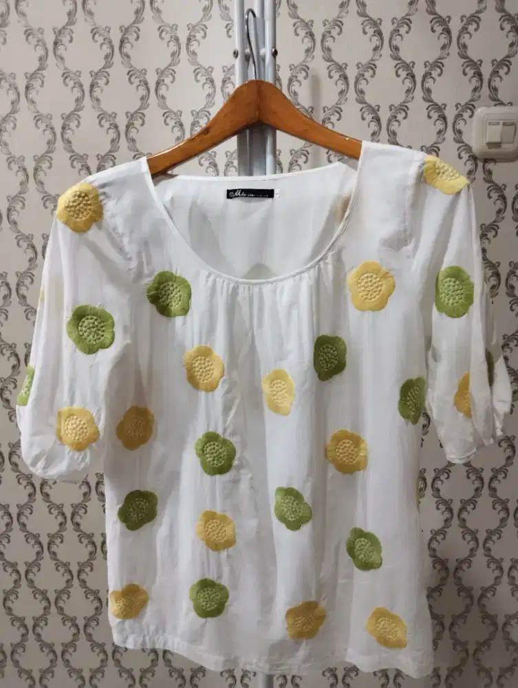 Preloved Blouse Putih Motif Bordir