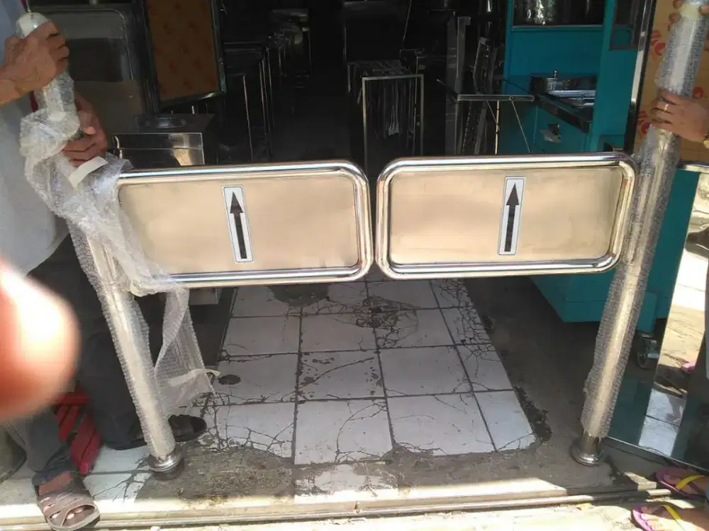 Pintu Putar Dorong Stainles Manual uk.30x60 cm T.125 cm