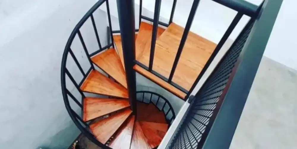 Relling tangga putar menerima pesanan dan mengerjakan model antik