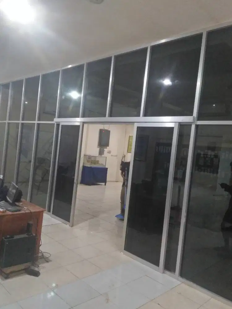 mengerjakan kusen aluminium