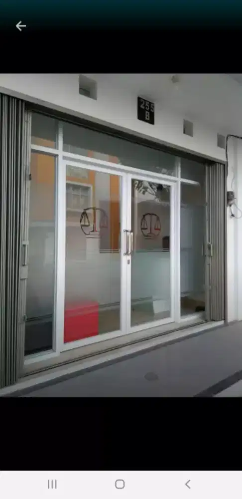 Rolling door dan partisi kaca