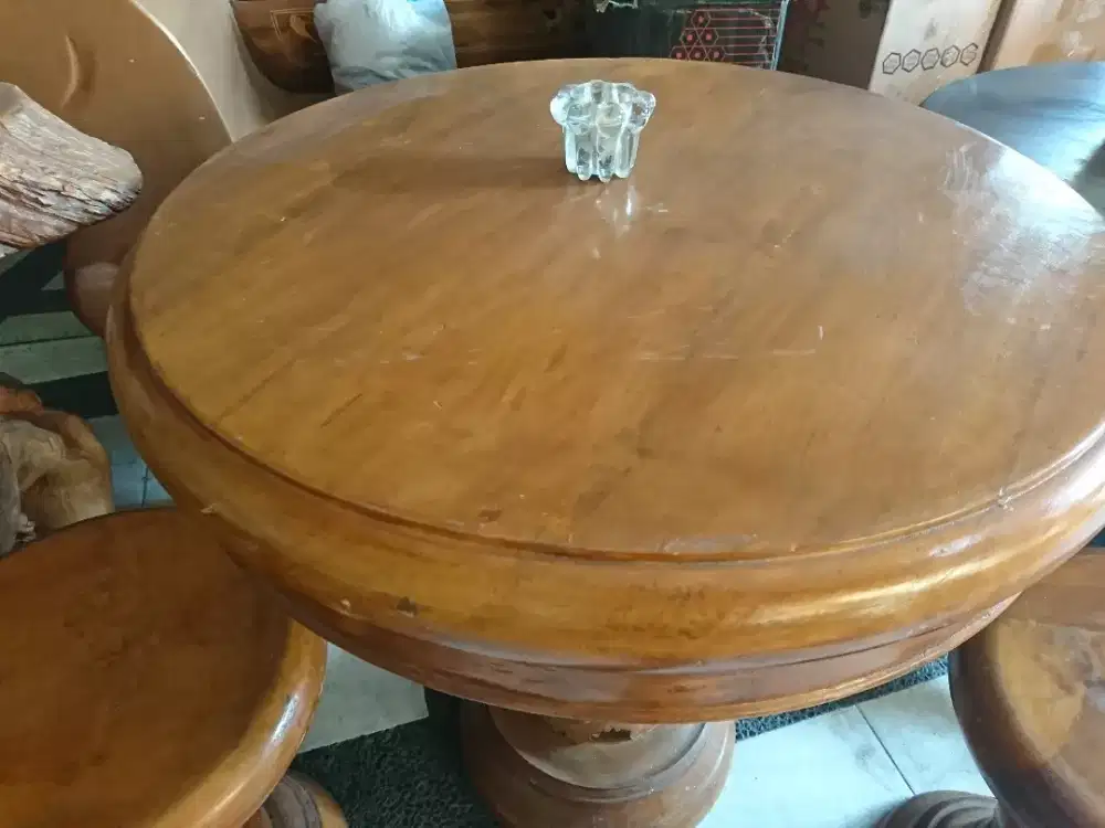 Meja jati tebal 12 cm cocok untuk meja ngopi di teras