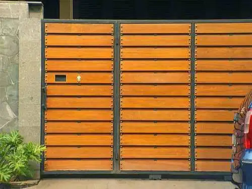 pintu pagar besi dan kayu