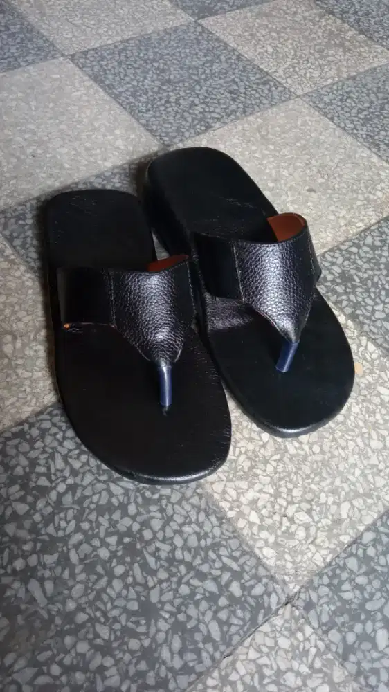 Sandal kulit asli buatan tangan kuat.