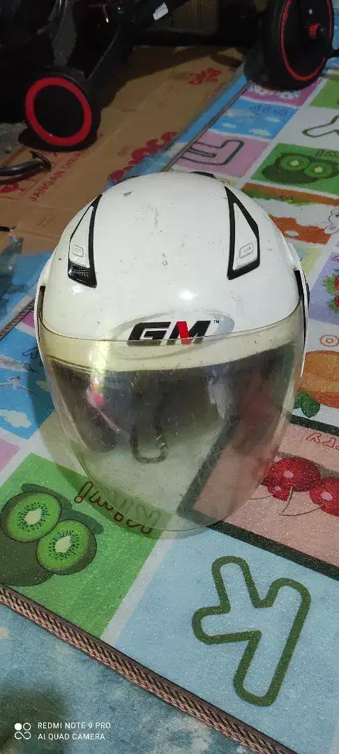 Helm putih GM bekas