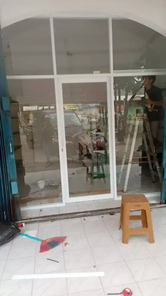 Pintu sliding kaca untuk ruko atau tempat usaha