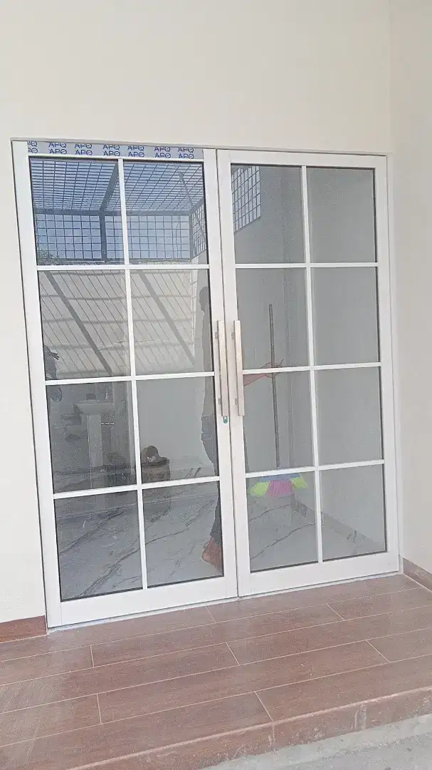 Pintu sekat kaca