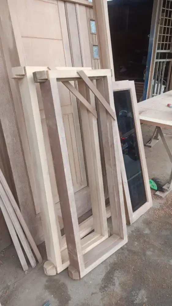 Pintu kusen jendela banyak stok  bisa jasa pasang kunci engsel pintu
