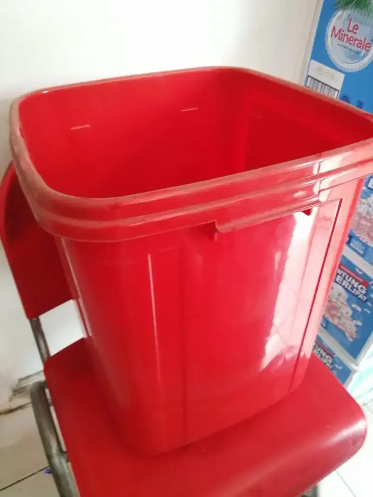 Tempat cuci tangan atau tempat sampah