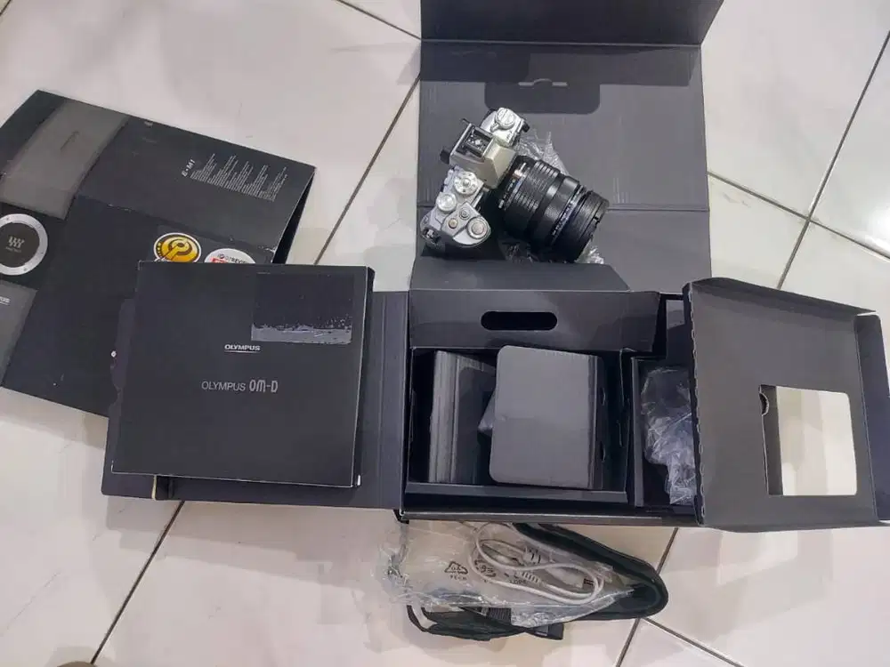 Olympus EM1 kit Lens Zuiko M 12-40 f 2.8 lengkap dus