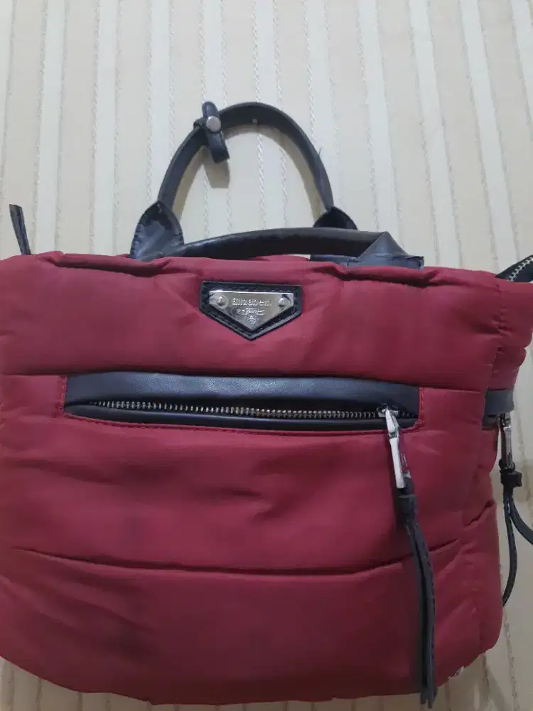 Tas merah muat banyak