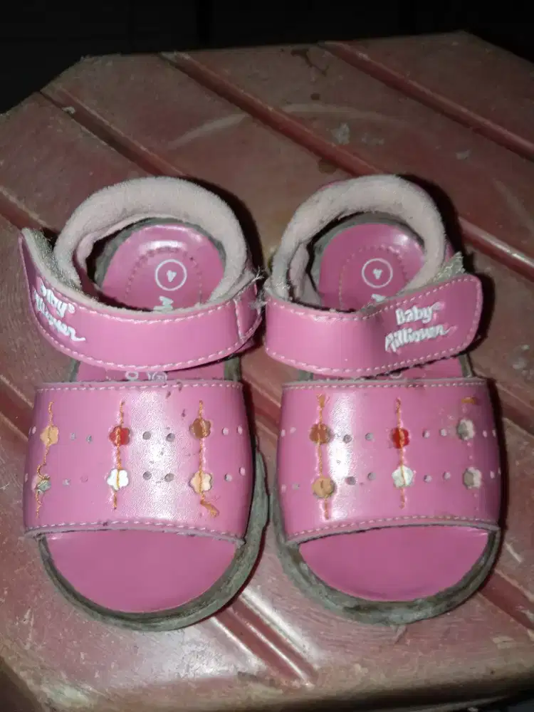 Sepasang sepatu sandal warna merah