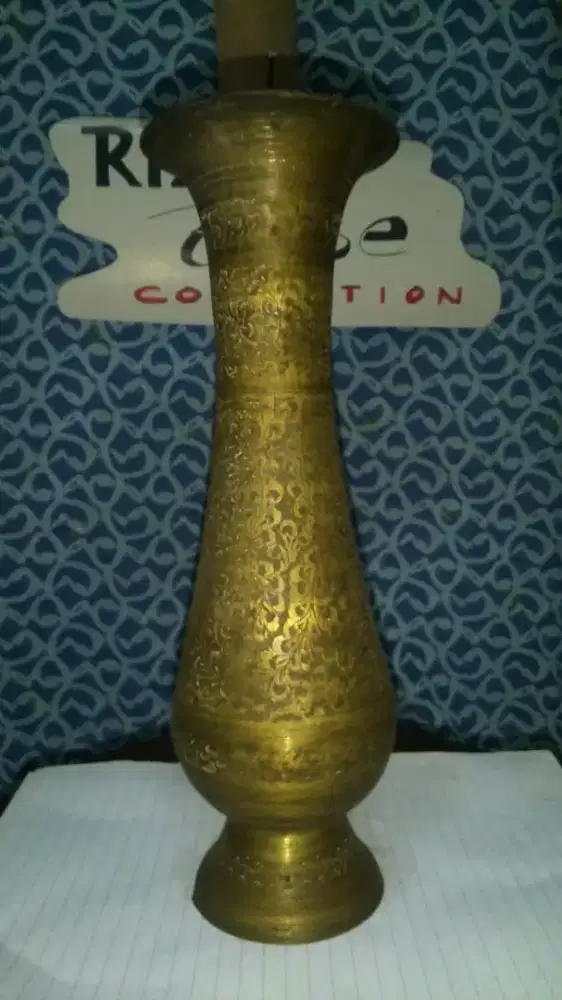 Vas unik dari kuningan