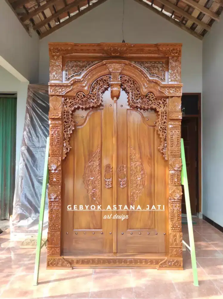 Pintu gapura ukir jati