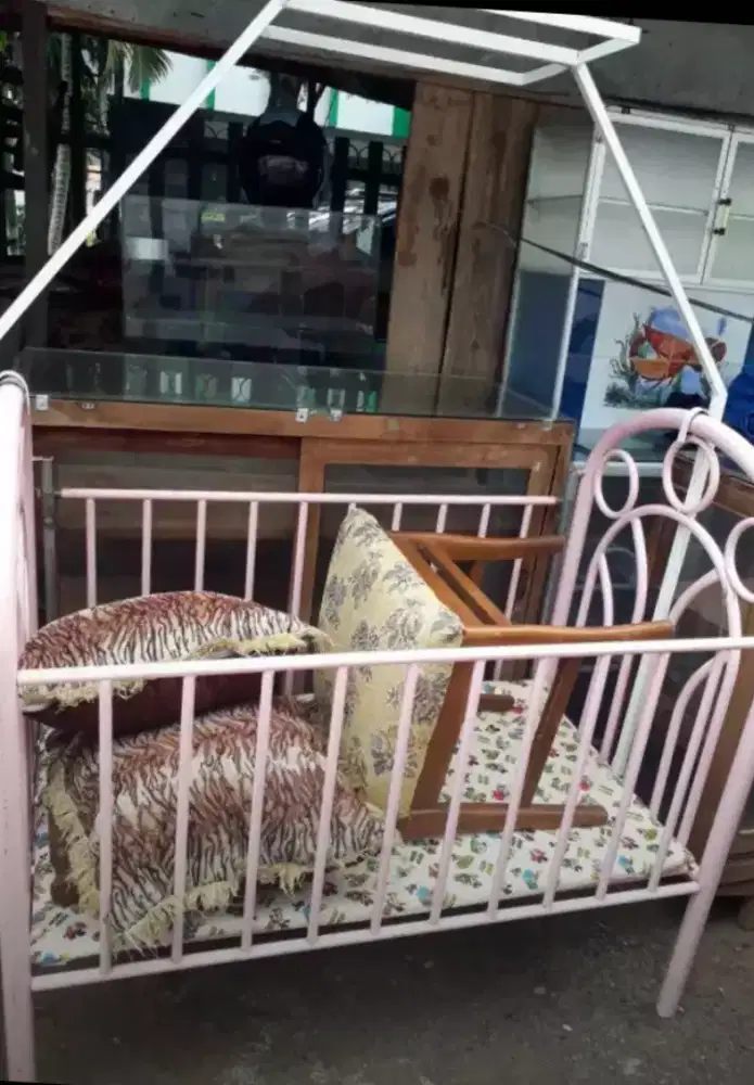 Keranjang bayi besi