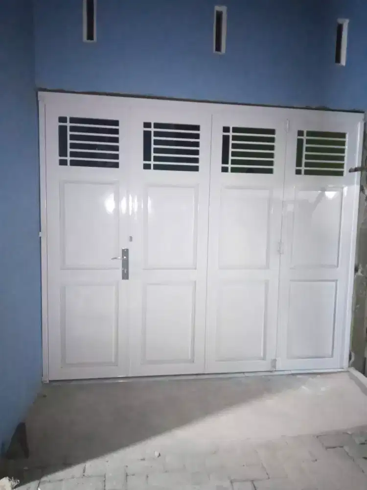 Pintu garasi lipat minimalis