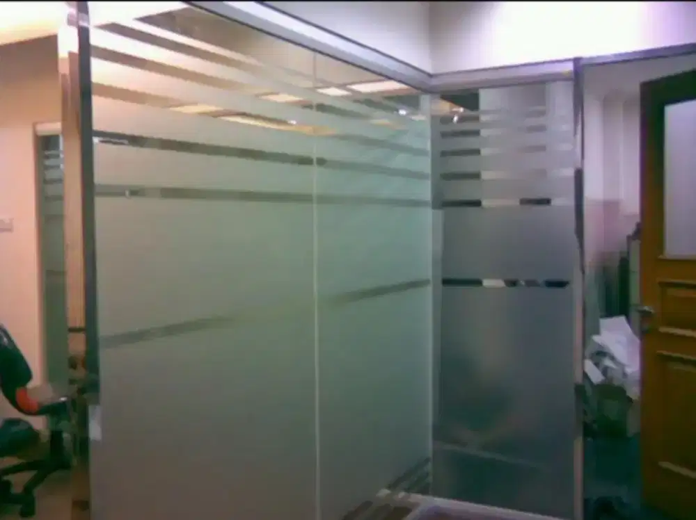 Setiapruangkacakantor akandipasang stikerSanblas&Kaca Film maridiorder