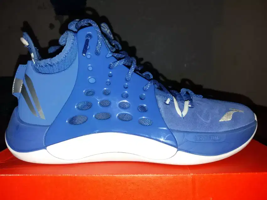 Sepatu Basket Lining