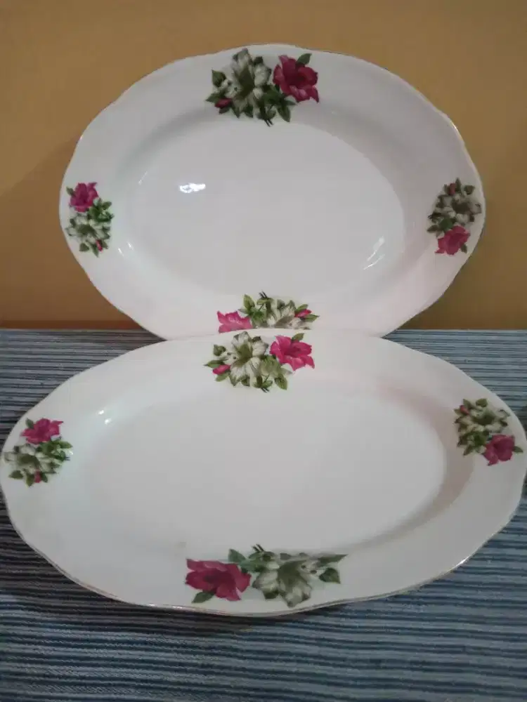 2 buah Piring Saji Oval